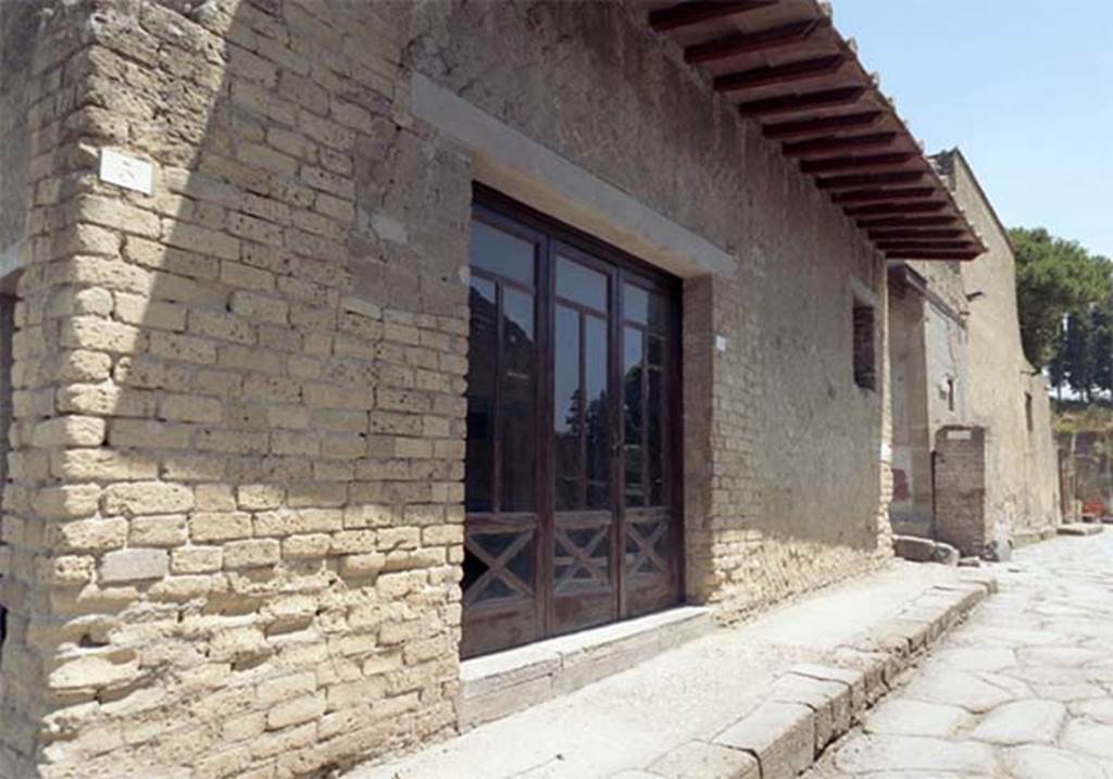 VI.6, Herculaneum. September 2004. Entrance.